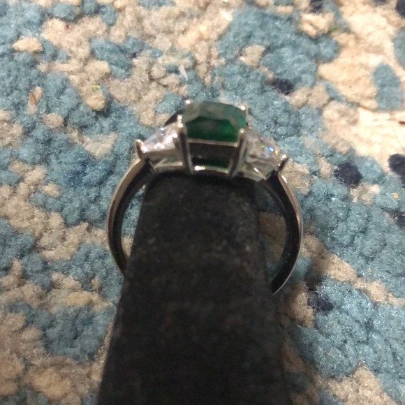 Emerald Cut Green & white topaz Ring - Picture 4 of 4
